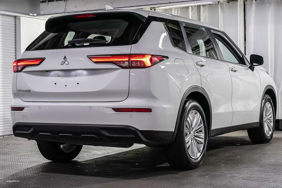 2023 Mitsubishi Outlander ES ZM