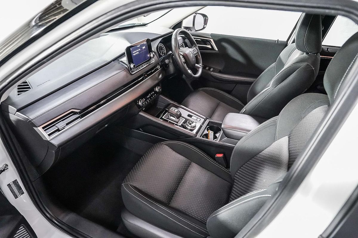 2023 Mitsubishi Outlander ES ZM