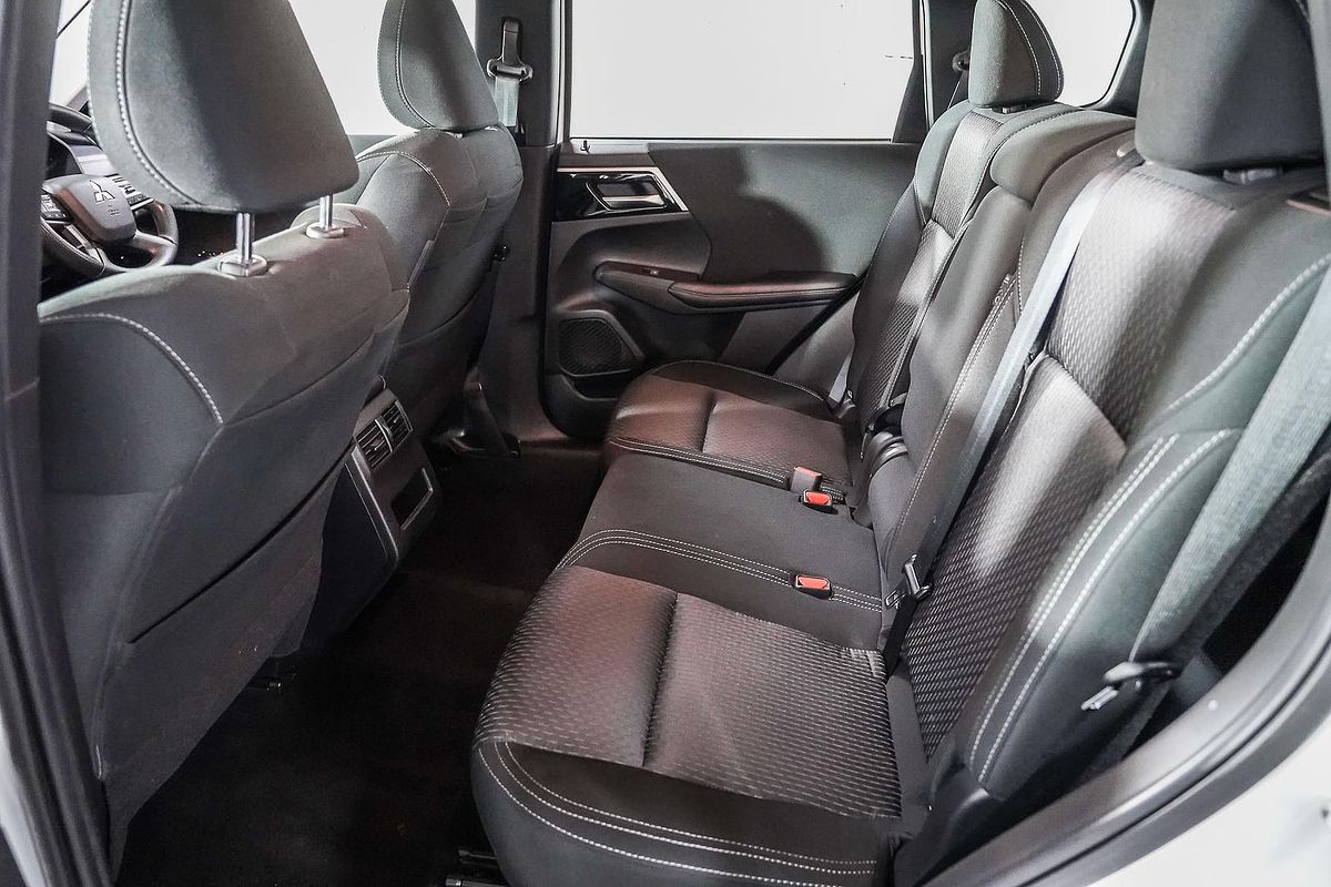 2023 Mitsubishi Outlander ES ZM