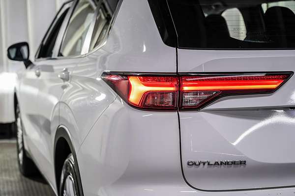 2023 Mitsubishi Outlander ES ZM