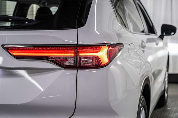 2023 Mitsubishi Outlander ES ZM
