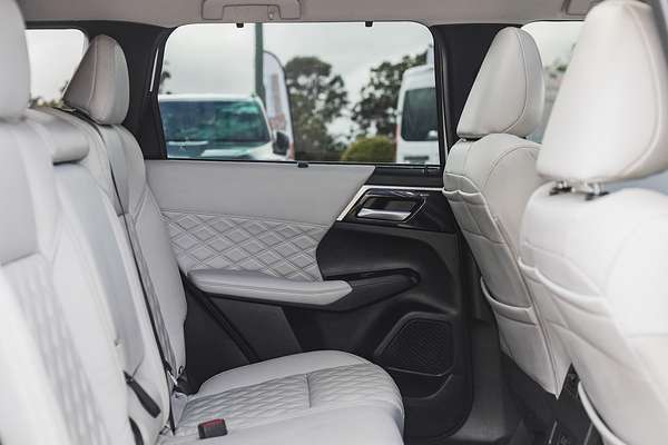 2022 Mitsubishi Outlander Exceed ZM