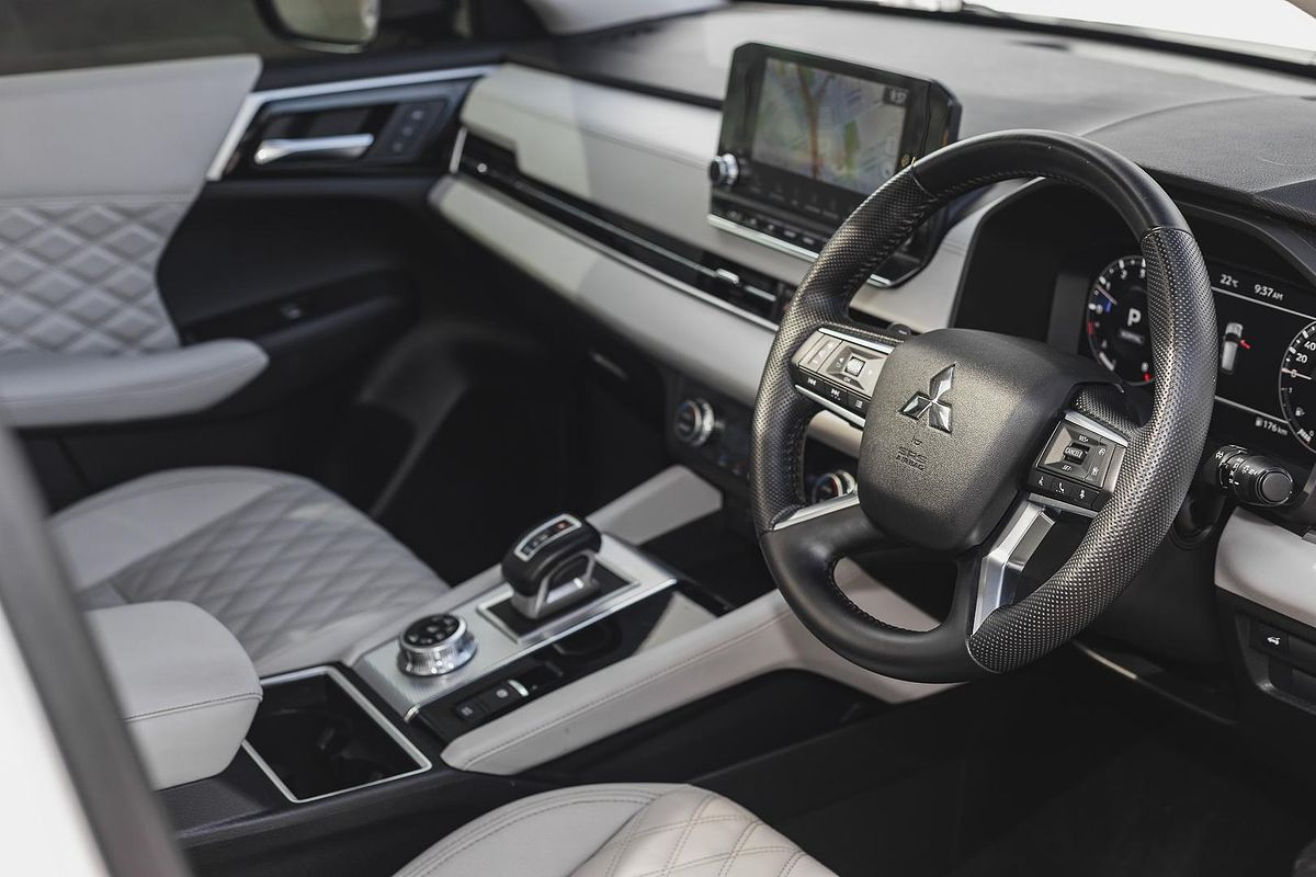 2022 Mitsubishi Outlander Exceed ZM