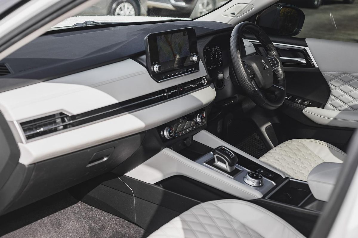 2022 Mitsubishi Outlander Exceed ZM