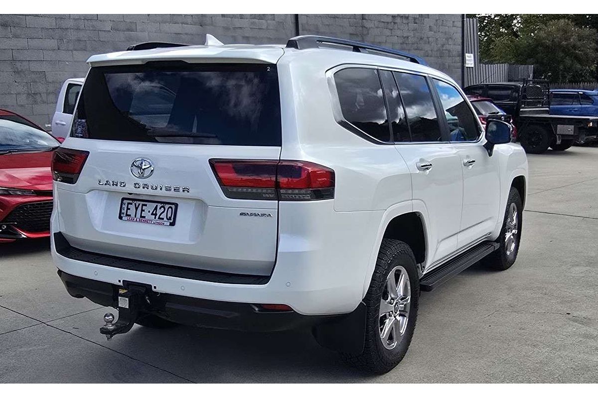 2023 Toyota Landcruiser Sahara FJA300R