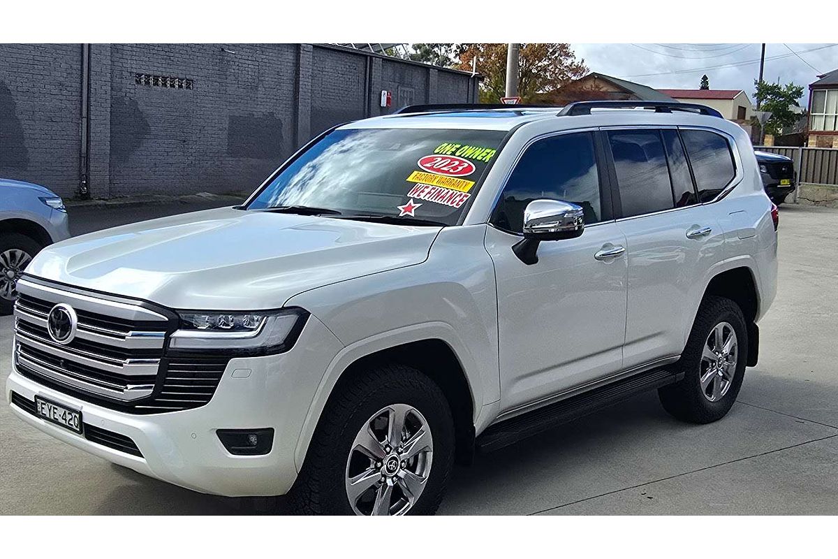 2023 Toyota Landcruiser Sahara FJA300R