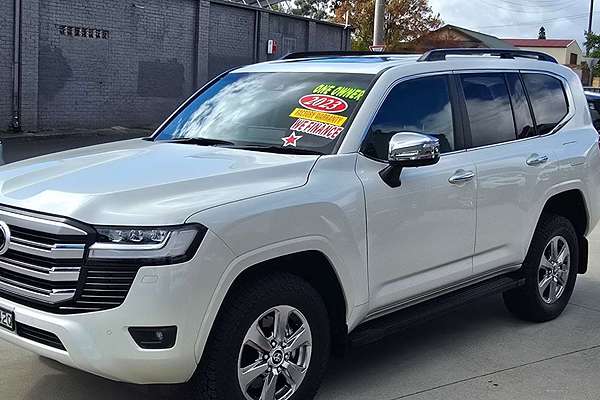 2023 Toyota Landcruiser Sahara FJA300R