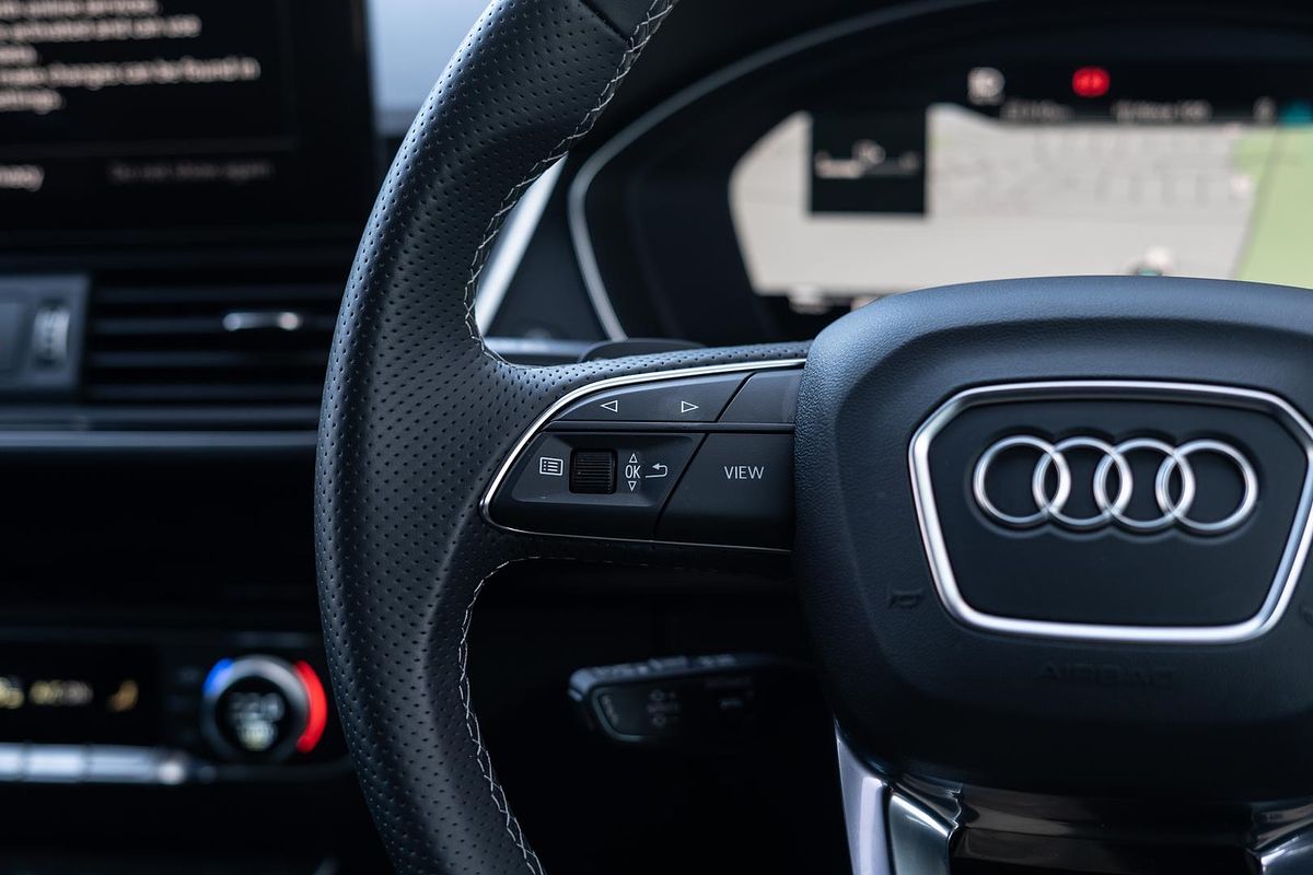 2023 Audi Q5 45 TFSI Dynamic Black FY