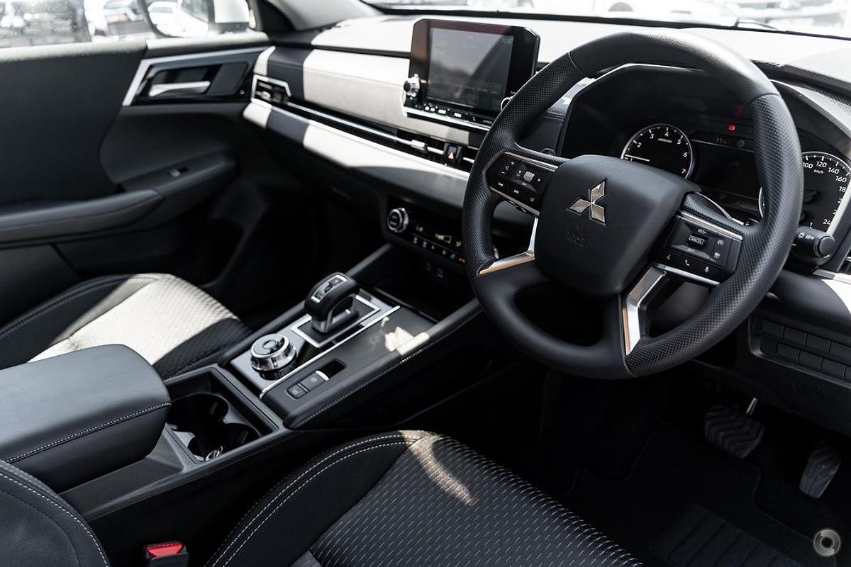 2024 Mitsubishi Outlander ES ZM
