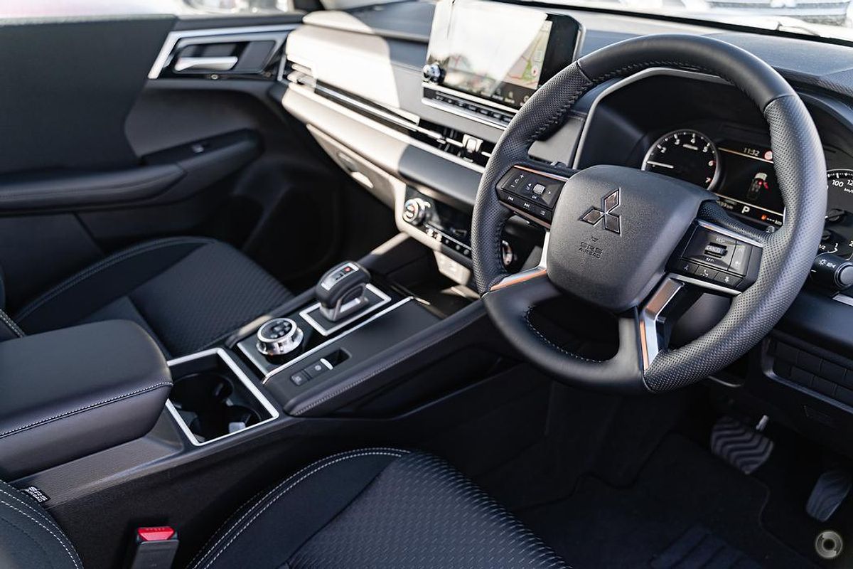 2024 Mitsubishi Outlander LS ZM