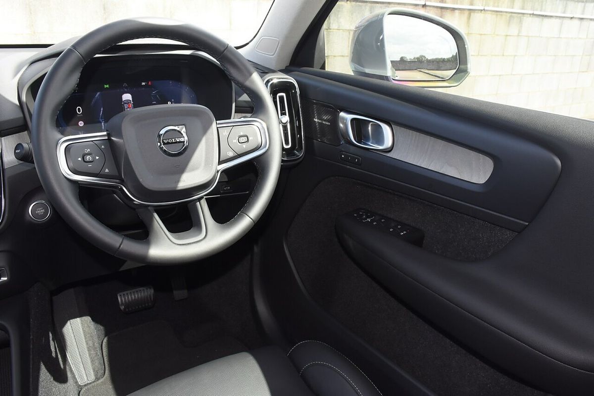 2023 Volvo XC40 Ultimate B4 Bright