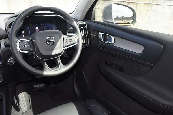 2023 Volvo XC40 Ultimate B4 Bright