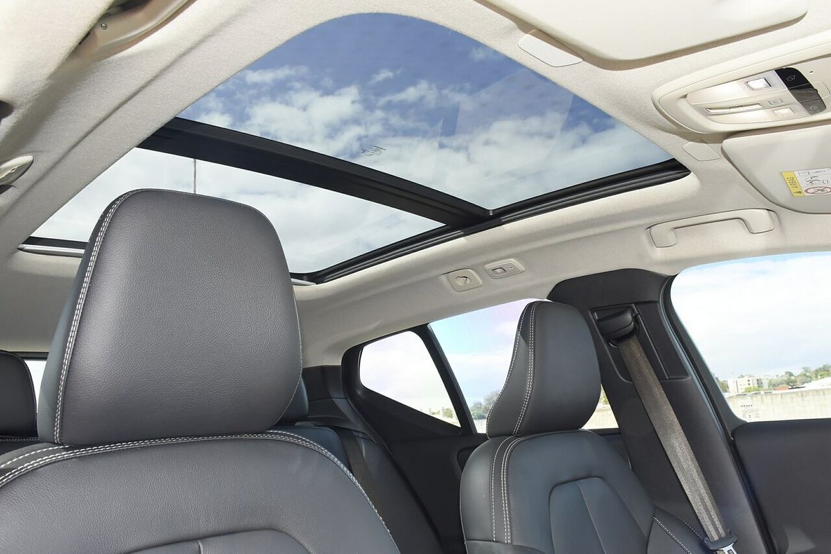 2023 Volvo XC40 Ultimate B4 Bright