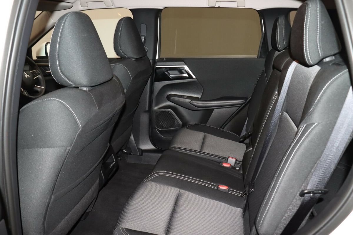 2024 Mitsubishi Outlander LS ZM