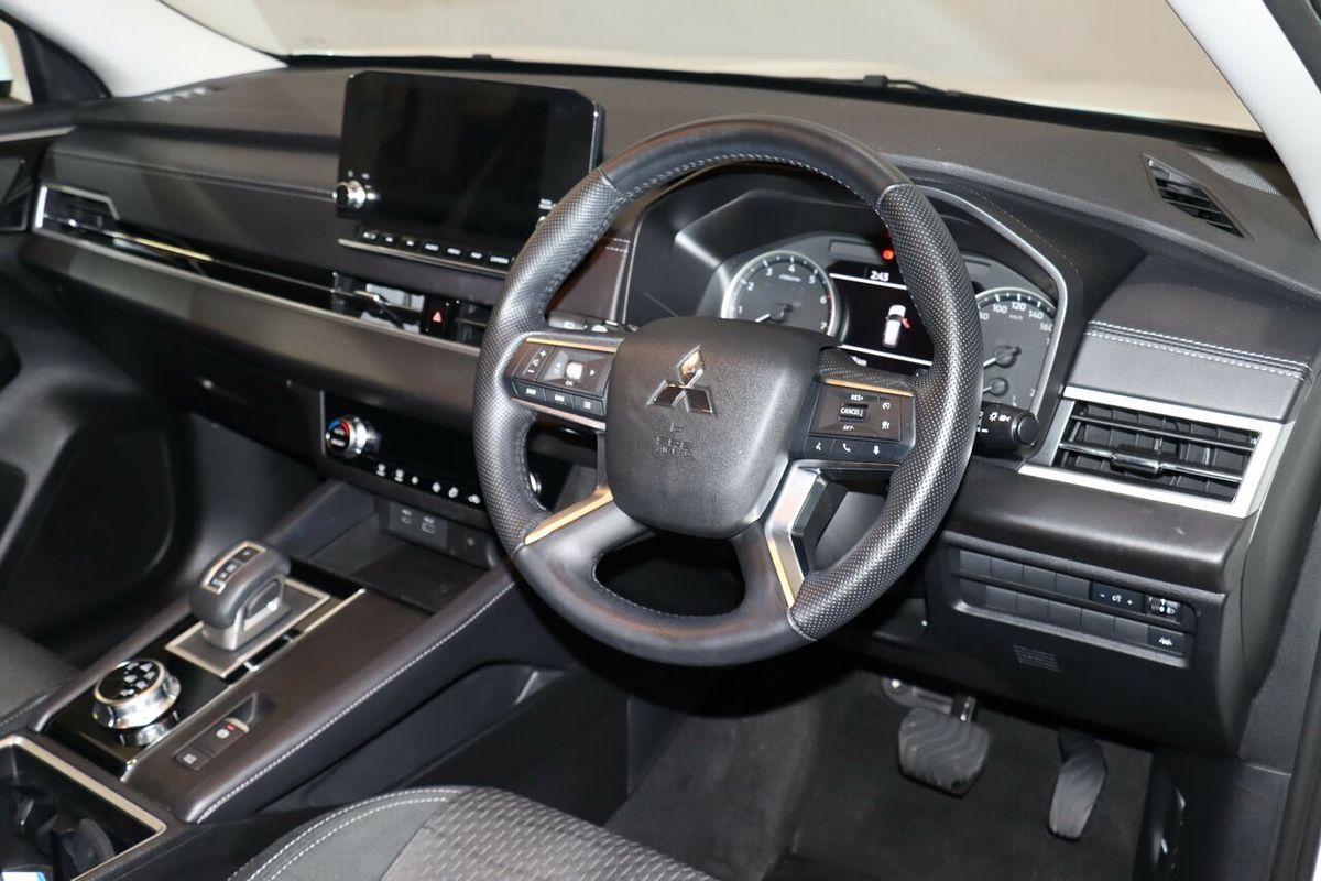 2024 Mitsubishi Outlander LS ZM
