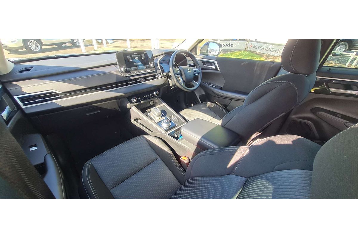 2023 Mitsubishi Outlander LS ZM