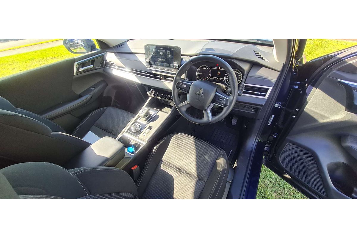 2023 Mitsubishi Outlander LS ZM