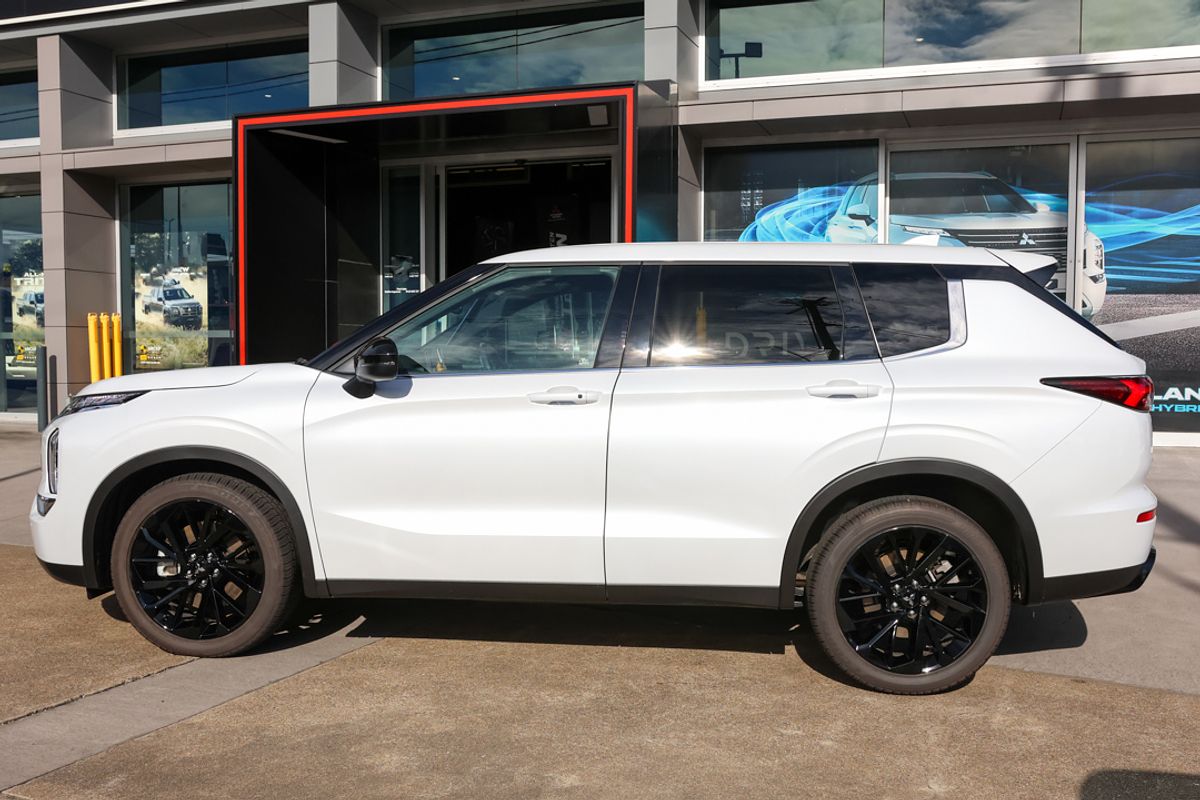 2024 Mitsubishi Outlander Black Edition ZM