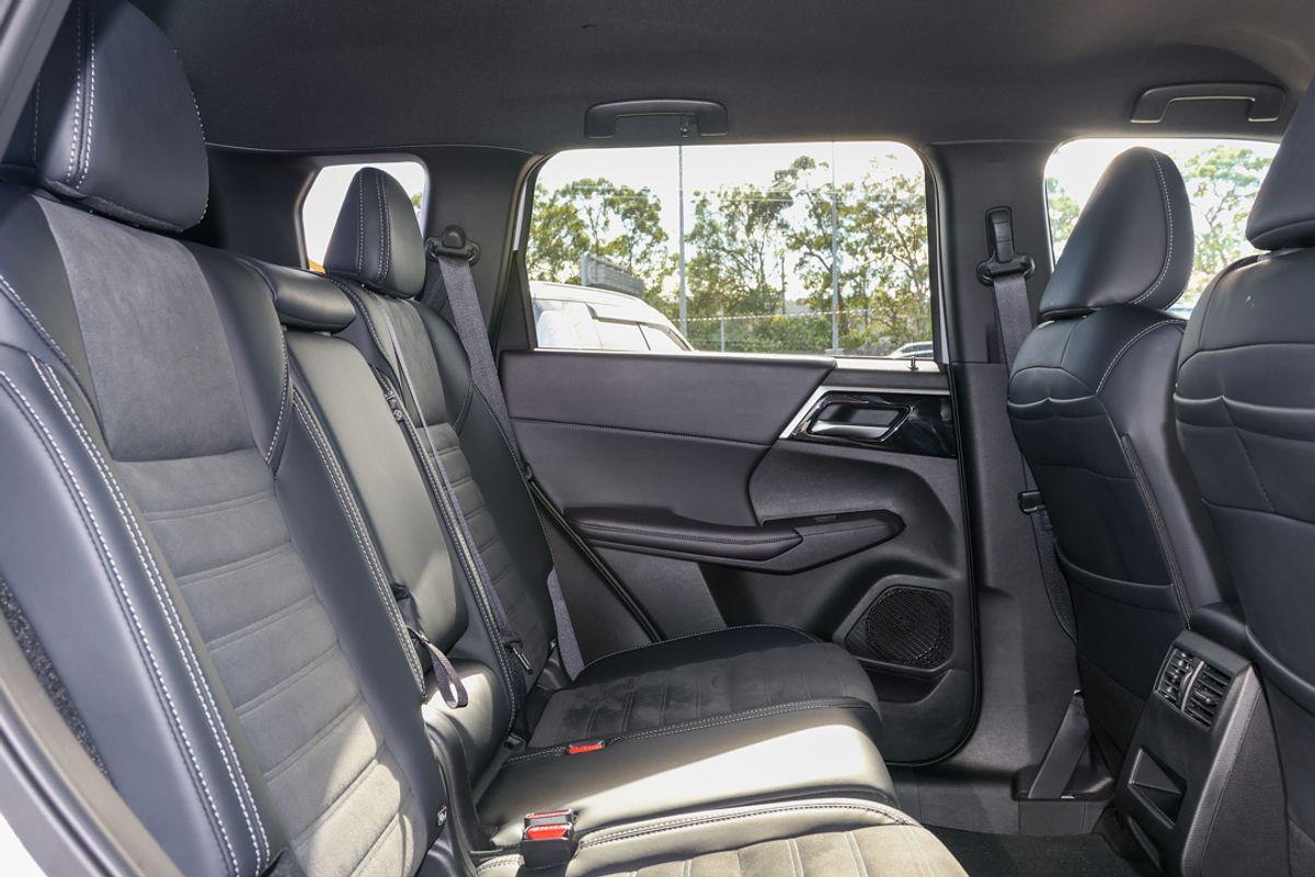 2024 Mitsubishi Outlander Black Edition ZM