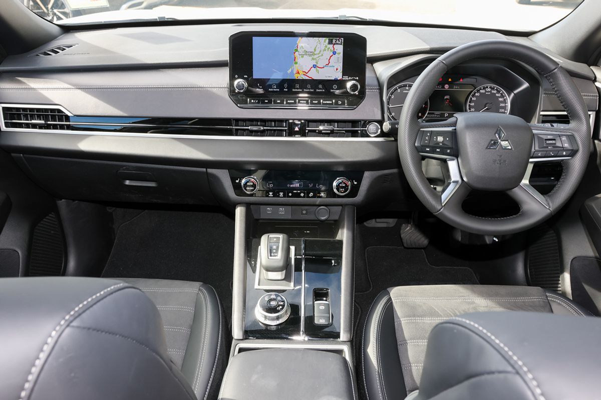 2024 Mitsubishi Outlander Black Edition ZM
