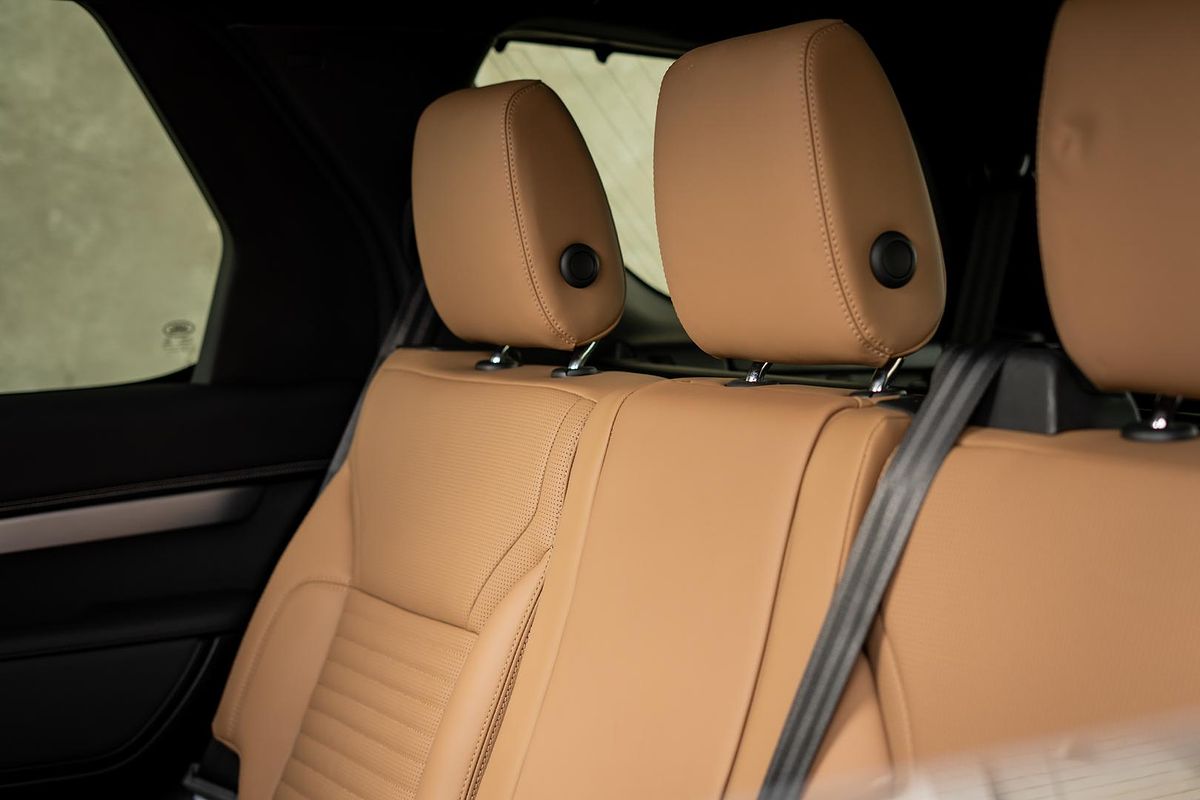 2024 Land Rover Discovery P360 Dynamic HSE Series 5