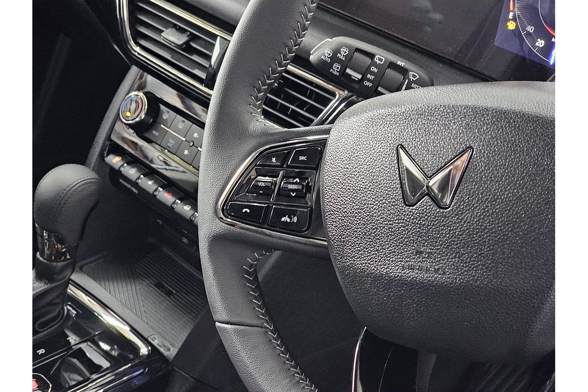 2025 Mahindra XUV700 AX7L