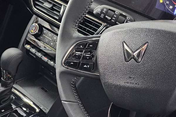 2025 Mahindra XUV700 AX7L