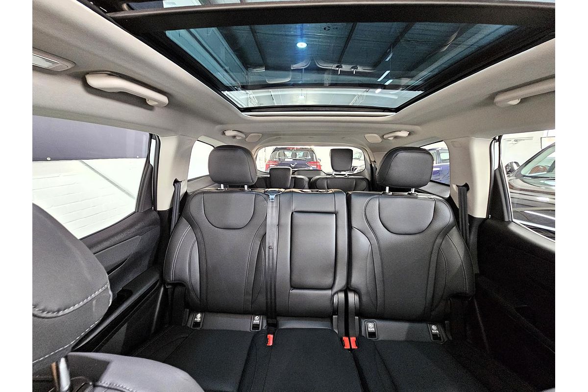 2025 Mahindra XUV700 AX7L