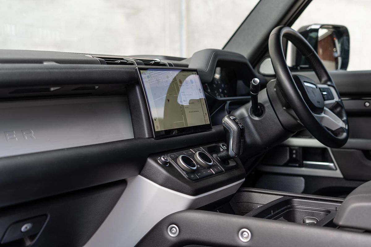 2024 Land Rover Defender 130 P400 X-Dynamic SE L663