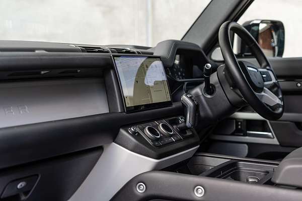 2024 Land Rover Defender 130 P400 X-Dynamic SE L663
