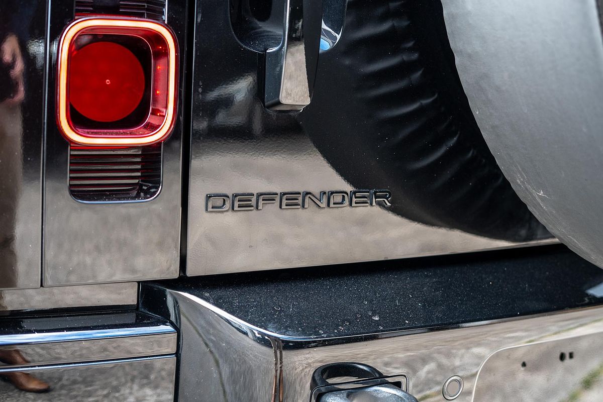 2024 Land Rover Defender 130 P400 X-Dynamic SE L663