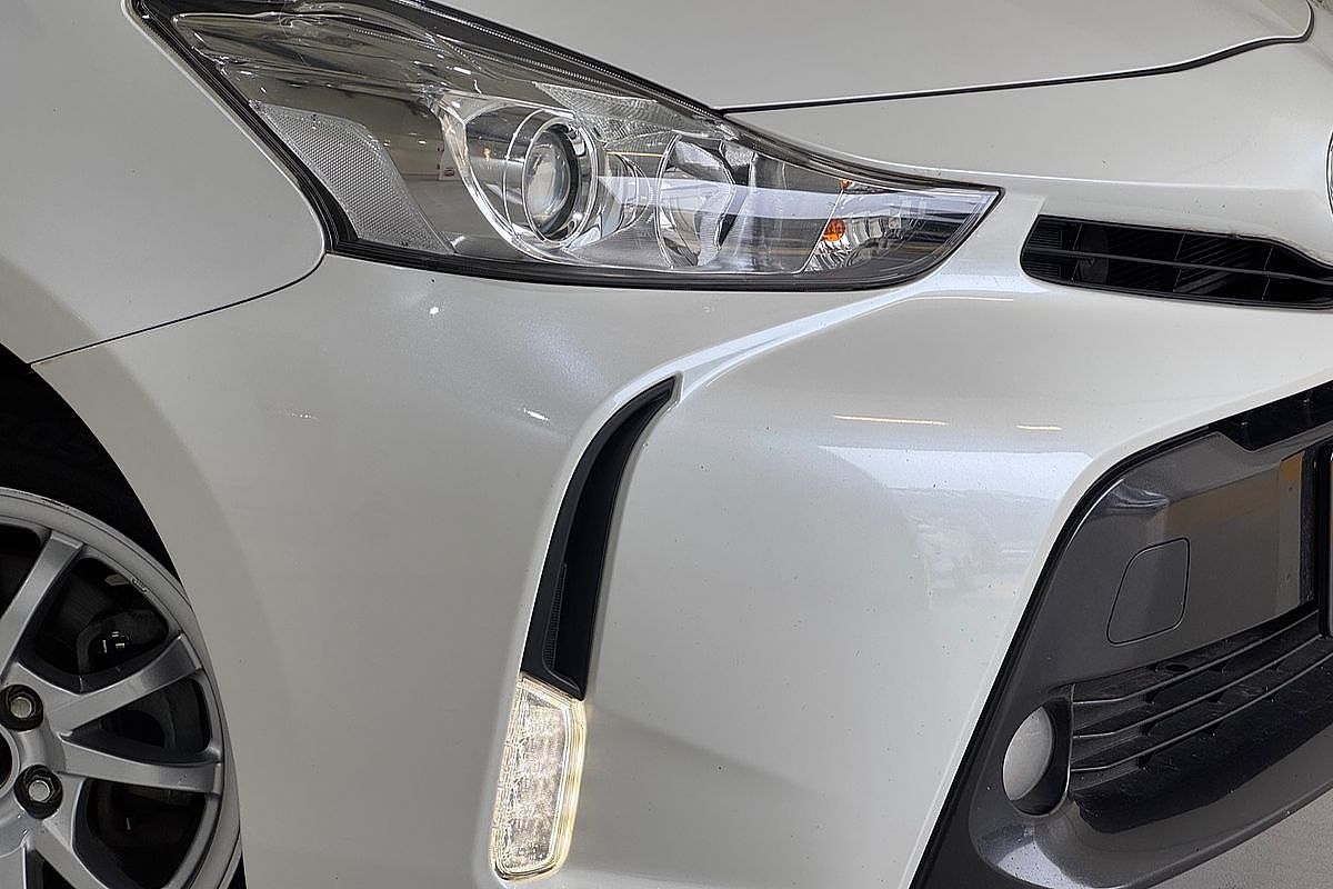 2017 Toyota Prius V  ZVW40R