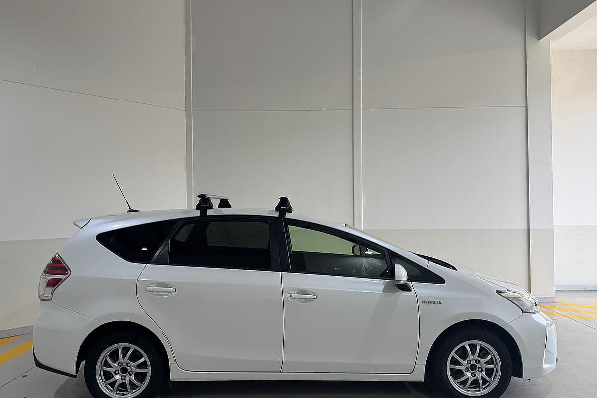 2017 Toyota Prius V  ZVW40R