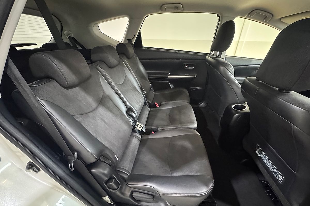 2017 Toyota Prius V  ZVW40R