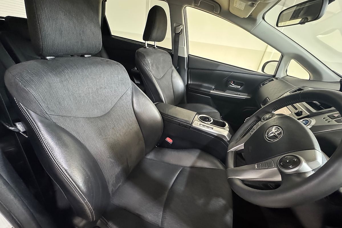 2017 Toyota Prius V  ZVW40R