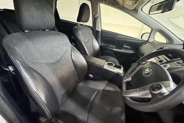 2017 Toyota Prius V  ZVW40R