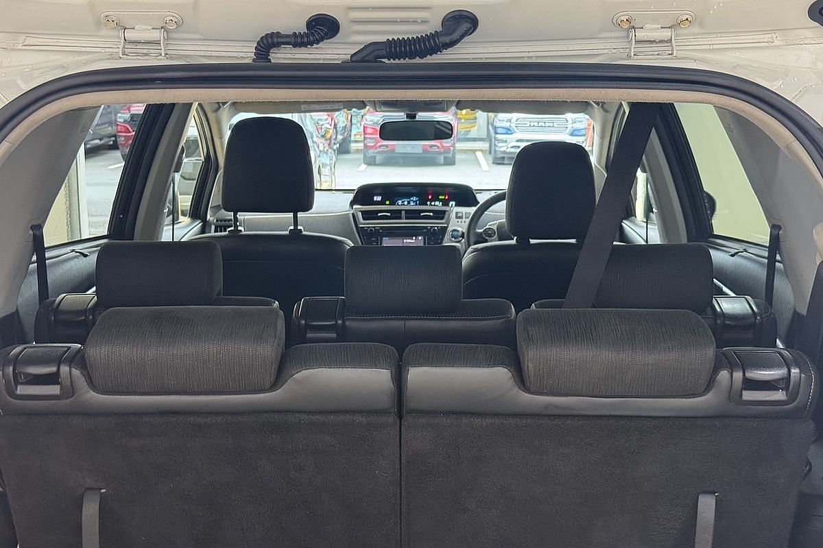 2017 Toyota Prius V  ZVW40R