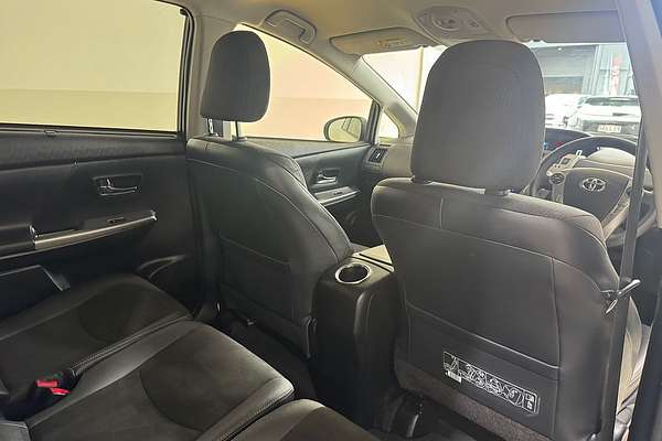 2017 Toyota Prius V  ZVW40R