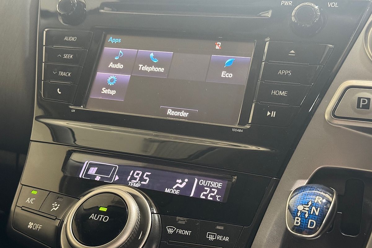 2017 Toyota Prius V  ZVW40R