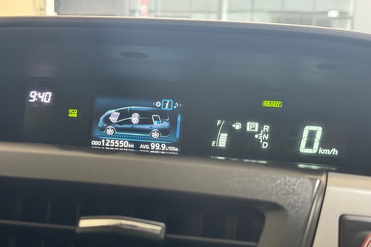 2017 Toyota Prius V  ZVW40R