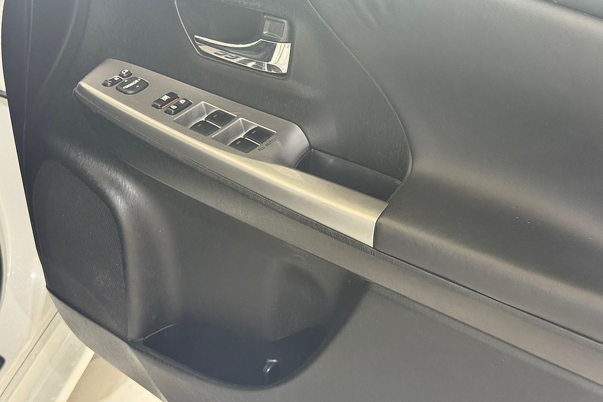 2017 Toyota Prius V  ZVW40R