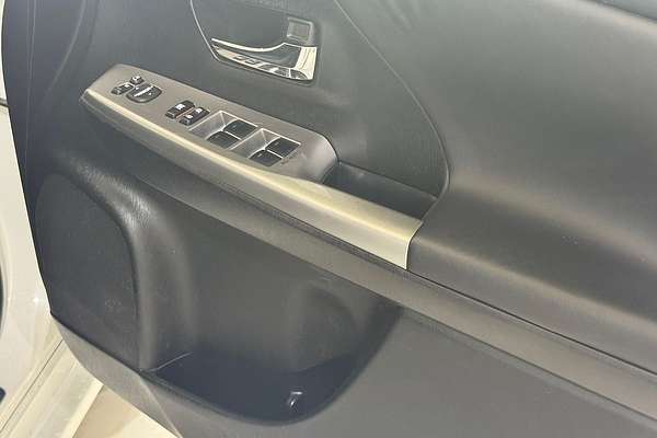 2017 Toyota Prius V  ZVW40R
