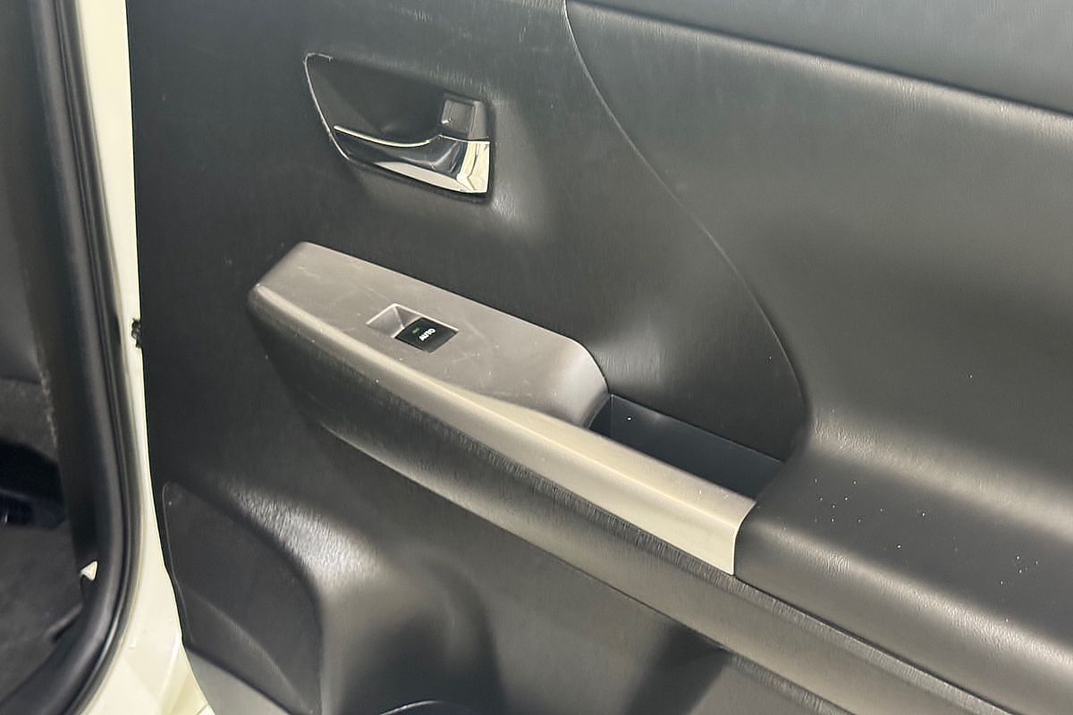 2017 Toyota Prius V  ZVW40R