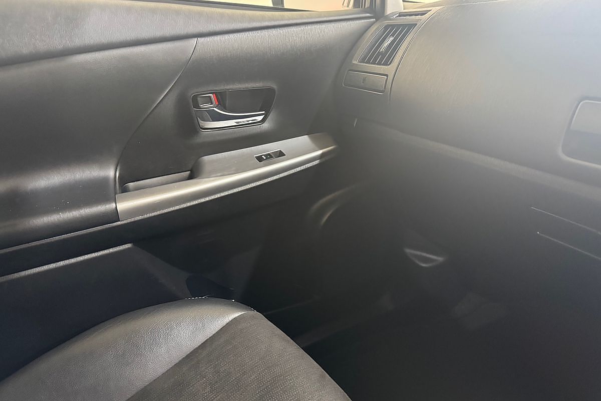 2017 Toyota Prius V  ZVW40R