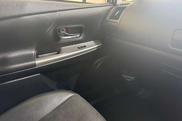 2017 Toyota Prius V  ZVW40R