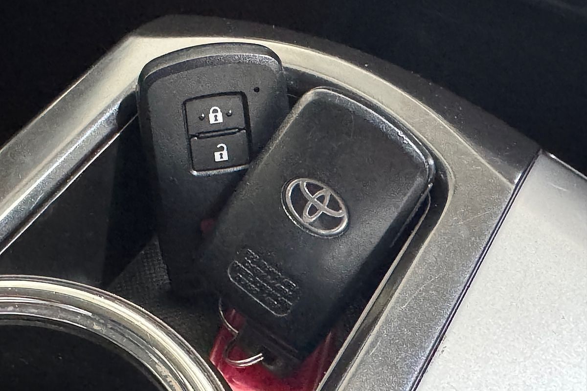 2017 Toyota Prius V  ZVW40R