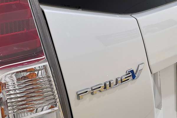 2017 Toyota Prius V  ZVW40R