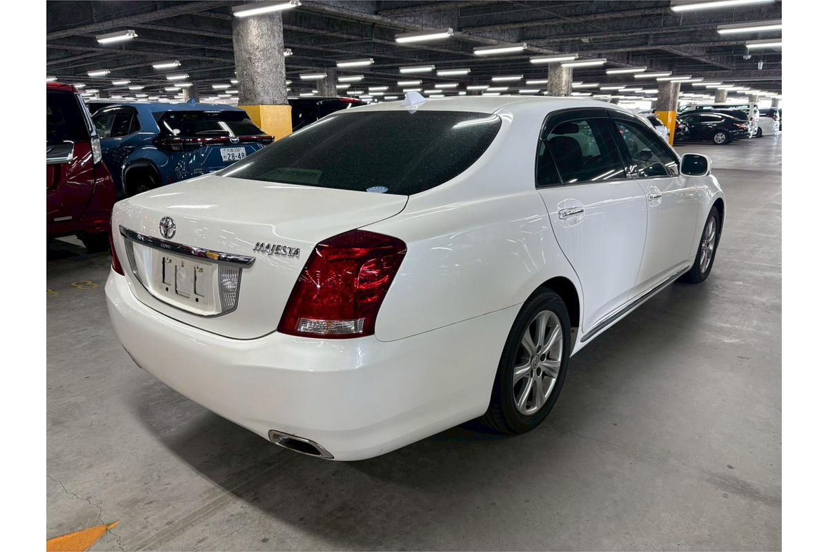 2010 Toyota Crown Majesta URS206