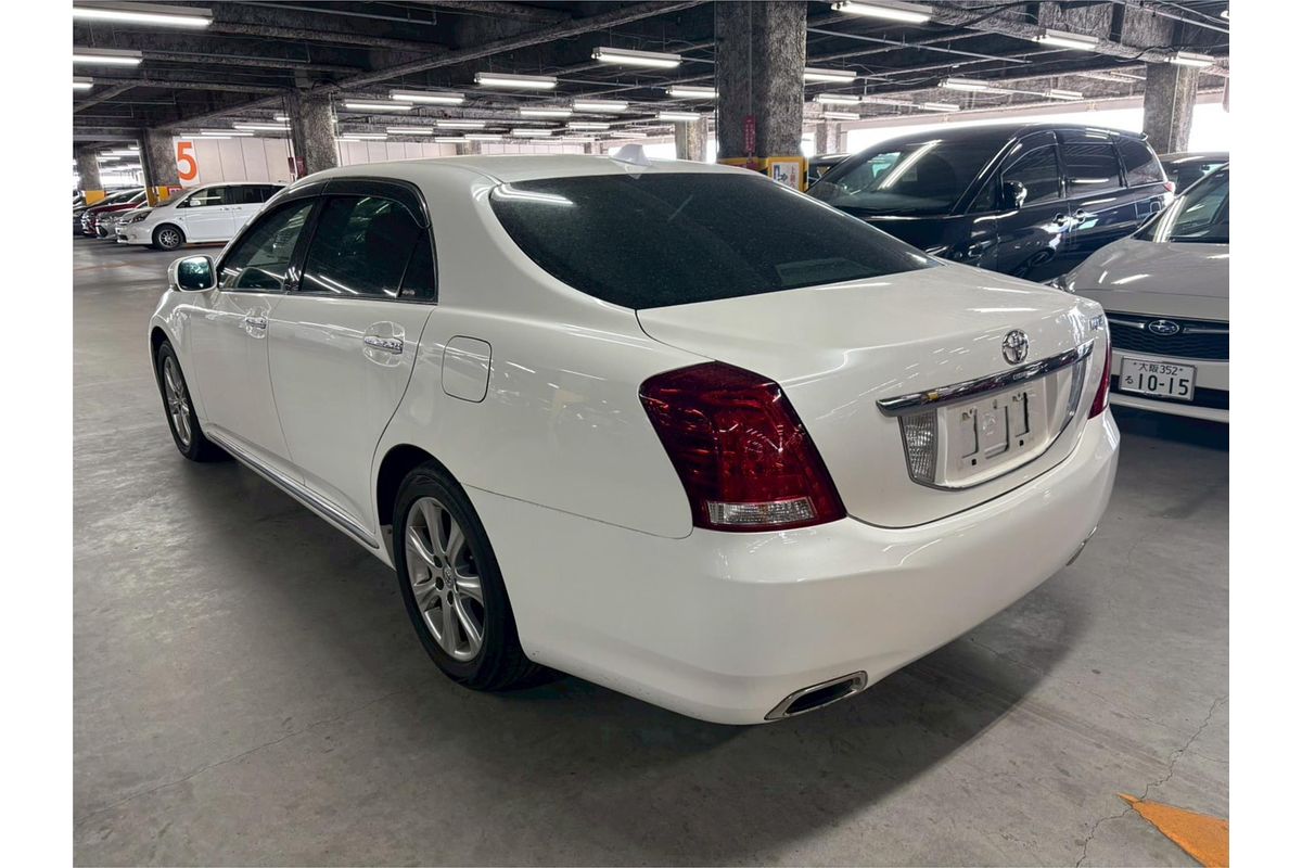 2010 Toyota Crown Majesta URS206