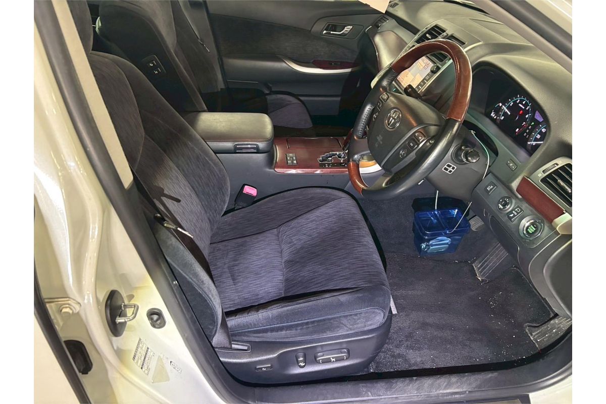 2010 Toyota Crown Majesta URS206